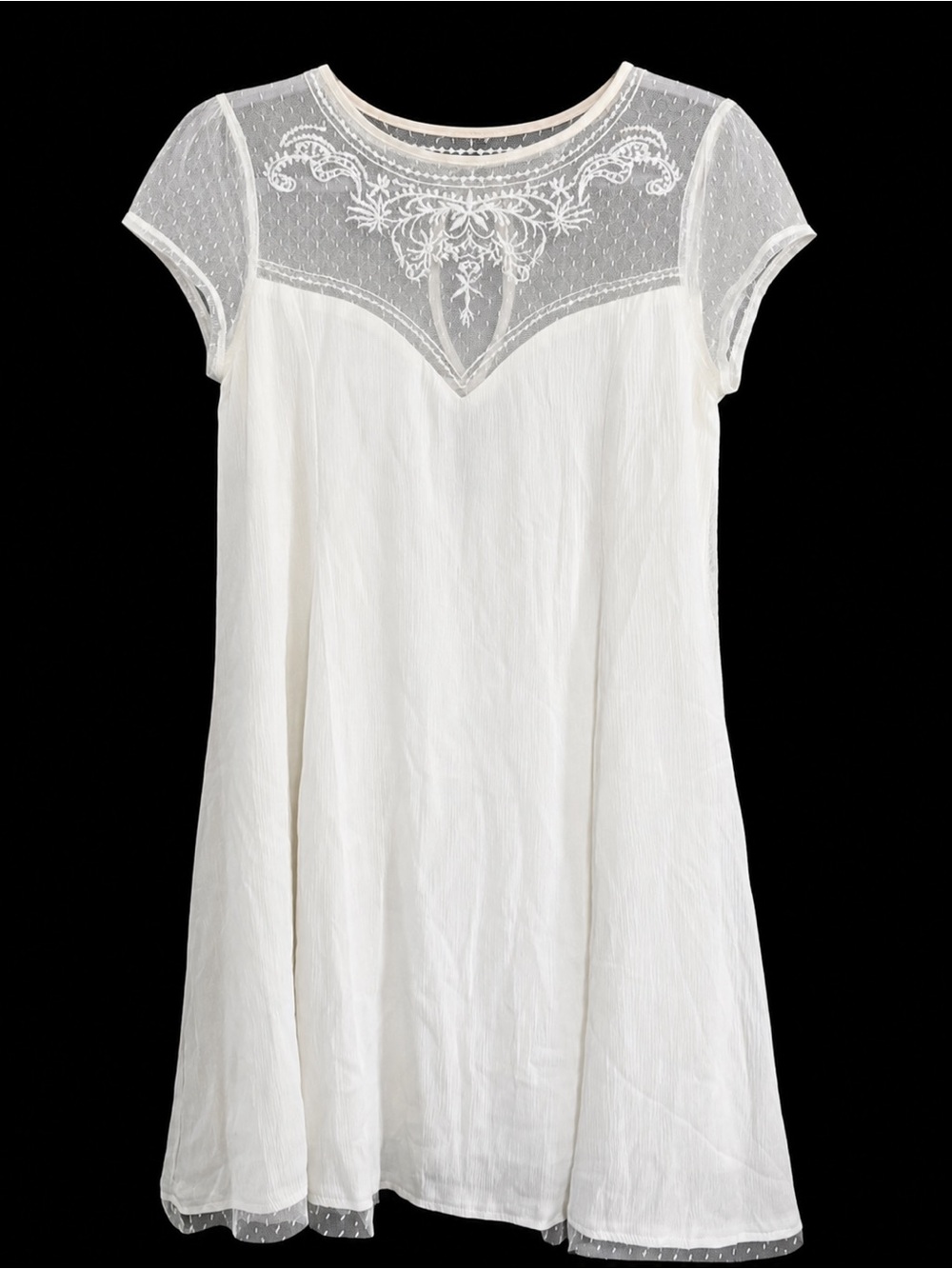 White lace vintage style dress sweetheart neckline bride